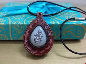 گردنبند چرم و سنگ عقیق سوسنی با حکاکی آیه و آن یکاد رنگ چرم فندقی کد1107