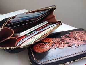 کیف پول دستی زنانه چرم طبیعی کراست گاوی حکاکی شده کد 1019