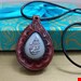 گردنبند چرم حکاکی شده و سنگ عقیق سوسنی و حکاکی آیه وان یکاد  رنگ چرم فندقی کد 1107